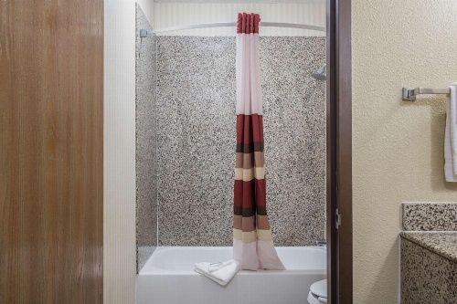 Red Roof Inn & Suites Little Rock image 3